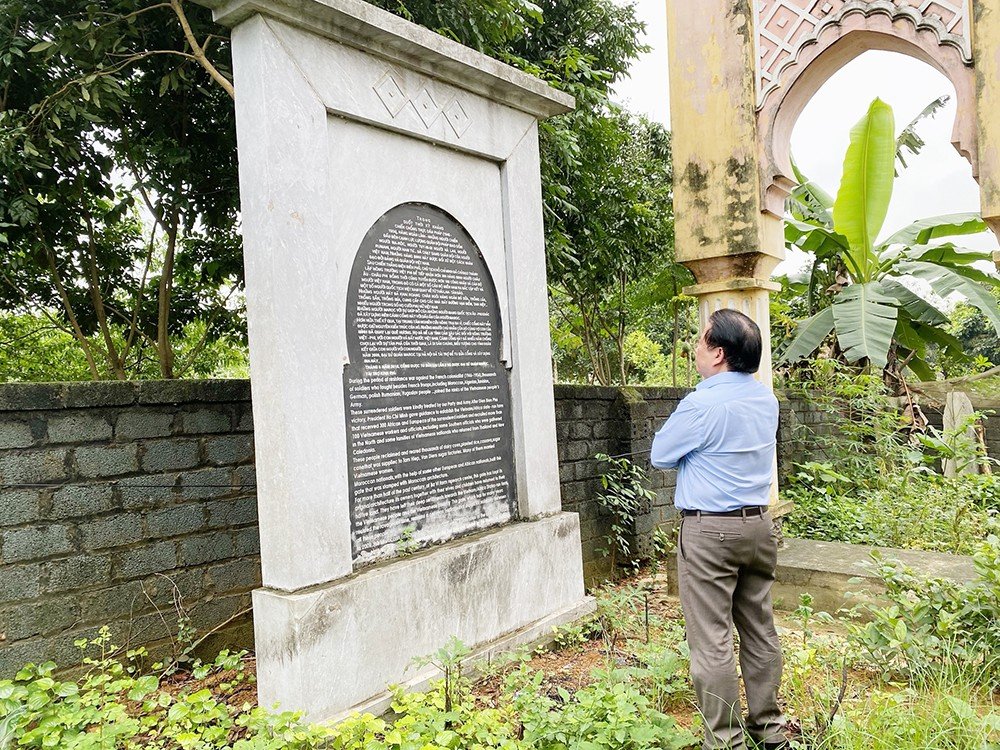 Cổng làng 03 - Bia kỷ niệm.jpeg