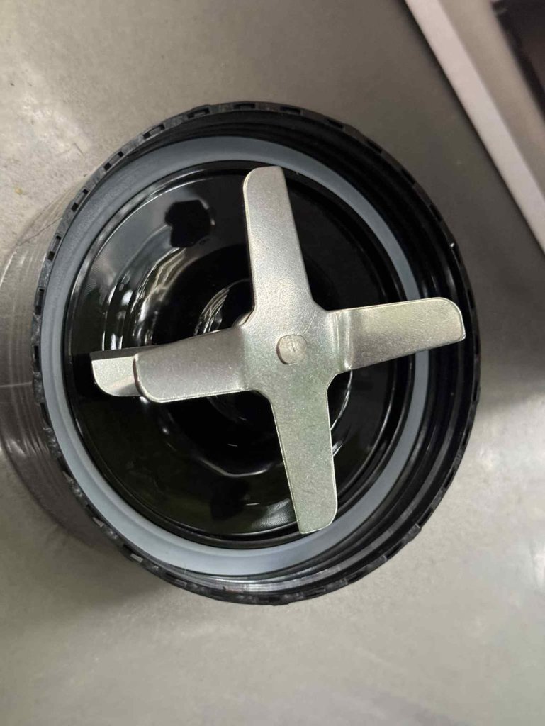 Máy xay sinh tố cá nhân mang đi 700ml 900W Duo Turbo Blender LocknLock EJM442BLK1.jpg