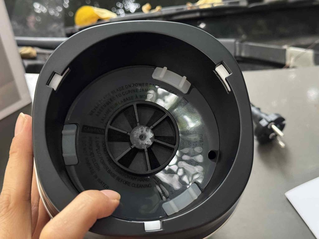 Máy xay sinh tố cá nhân mang đi 700ml 900W Duo Turbo Blender LocknLock EJM442BLK9.jpg