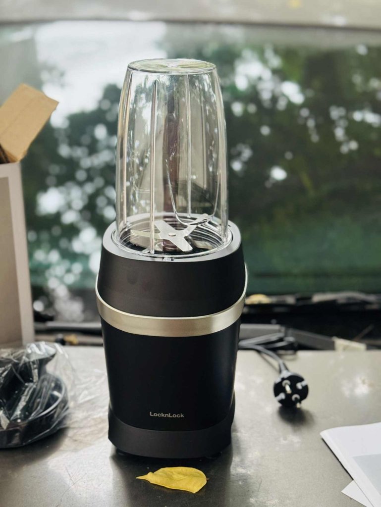 Máy xay sinh tố cá nhân mang đi 700ml 900W Duo Turbo Blender LocknLock EJM442BLK11.jpg