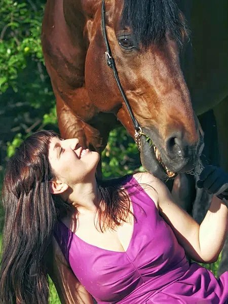depositphotos_5993361-stock-photo-pretty-women-with-horse-01.jpeg