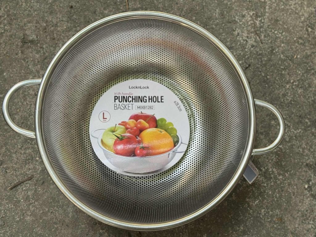 Rổ inox 28cm Punching Hole Basket có tay cầm LocknLock MIXB12822.jpeg
