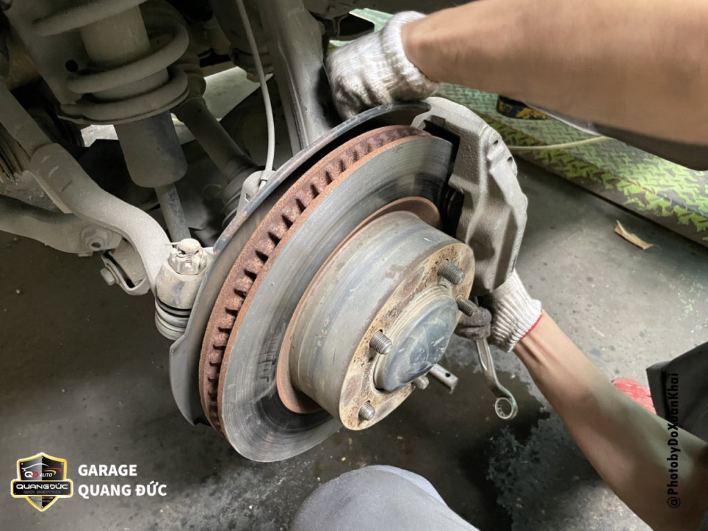 Lexus LX570 bảo dưỡng thay má phanh, piston khaiphuchoi (10).jpg