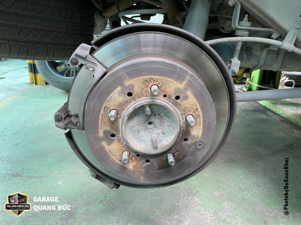 Lexus LX570 bảo dưỡng thay má phanh, piston khaiphuchoi (11).jpg