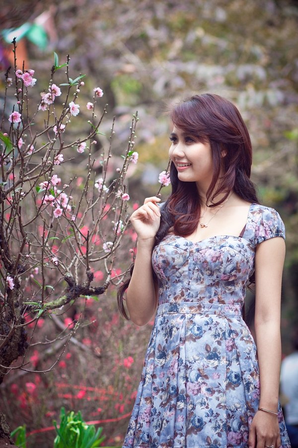 ngam-cac-hot-girl-xinh-lung-linh-pose-anh-ben-hoa-dao.jpg