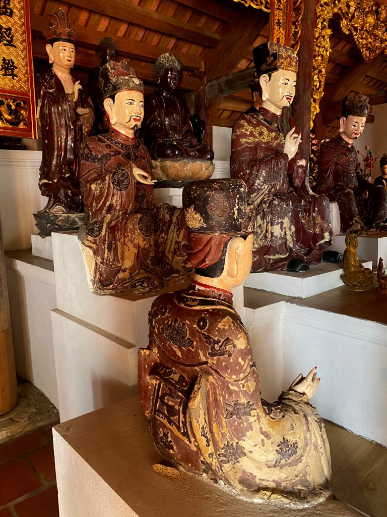 TƯỢNG ĐẤT CHUÀ THẤP HẠ BẰNG (1).JPG