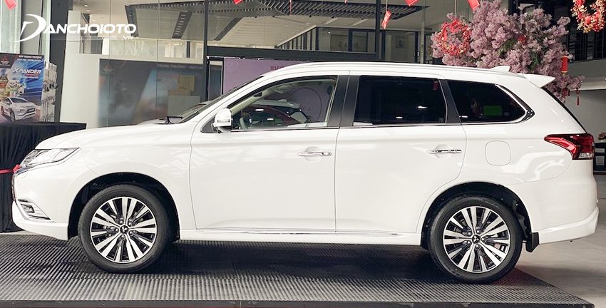 than-xe-mitsubishi-outlander-2022-trong-rat-truong-dang-va-san-chac.jpg