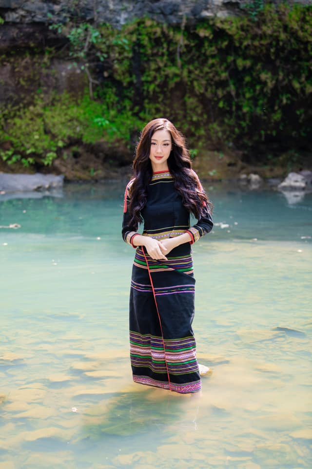 xuat-hien-co-em-e-de-nhan-sac-tien-tu-cao-1m86-lan-at-ve-nui-rung-cua-hoa-hau-hhen-nie-3380170...jpg