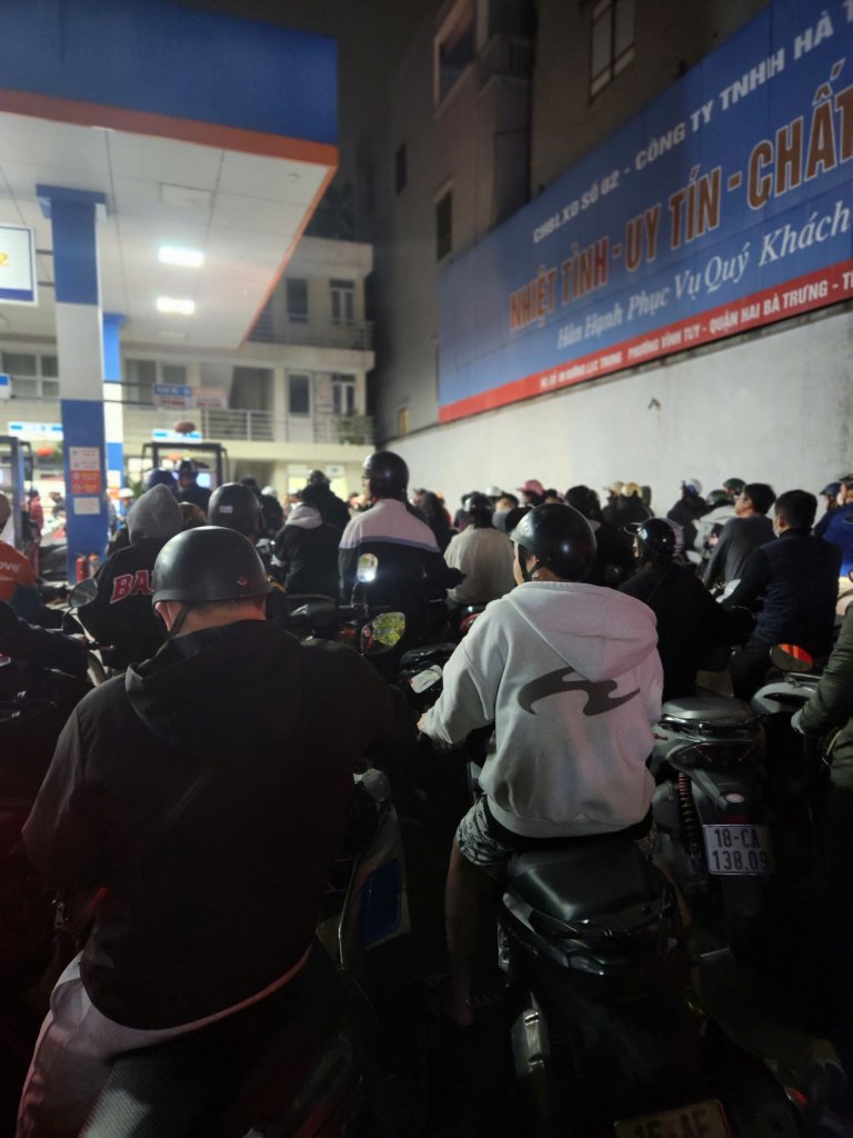 Xếp hàng mua xăng đêm 9.3.jpg