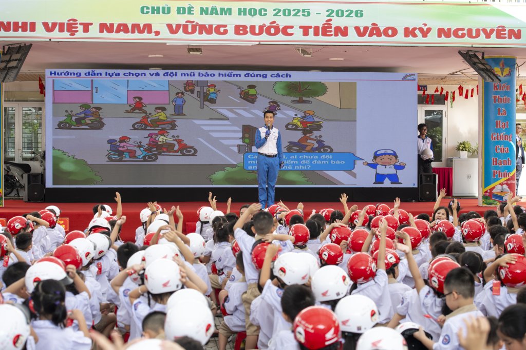 Trao tặng mũ bảo hiểm cho học sinh lớp Một (1).jpg