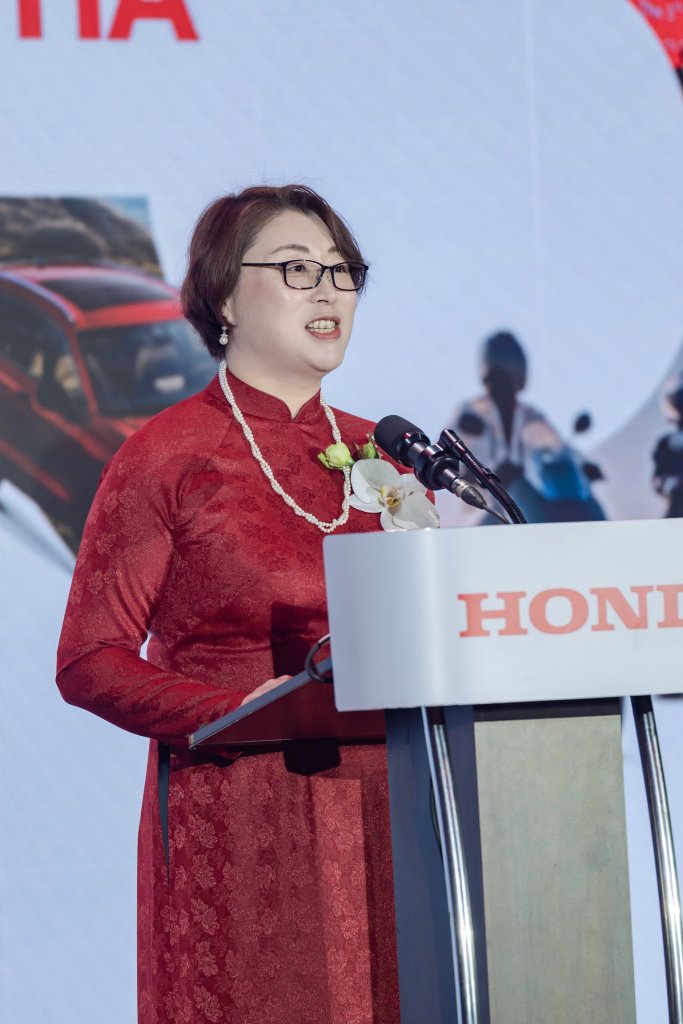 2. Bà Sayaka Arai - Tổng Giám đốc Công ty Honda Việt Nam phát biểu tại buổi Lễ.jpg