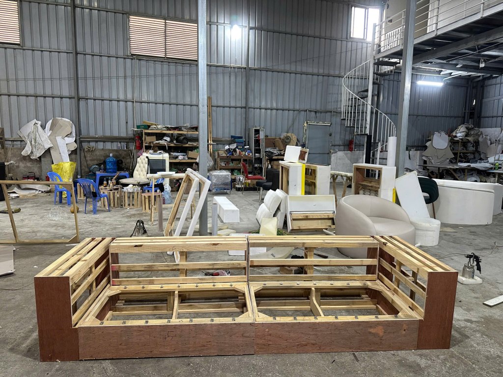 mau sofa da ni vang phong khach dep hien dai ha noi sf325 (3).jpg