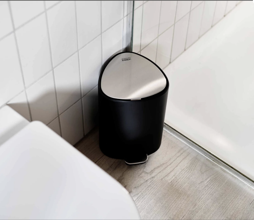 Thùng rác có bàn đạp màu đen nhám EasyStore™ 5L Joseph Joseph 705957.png