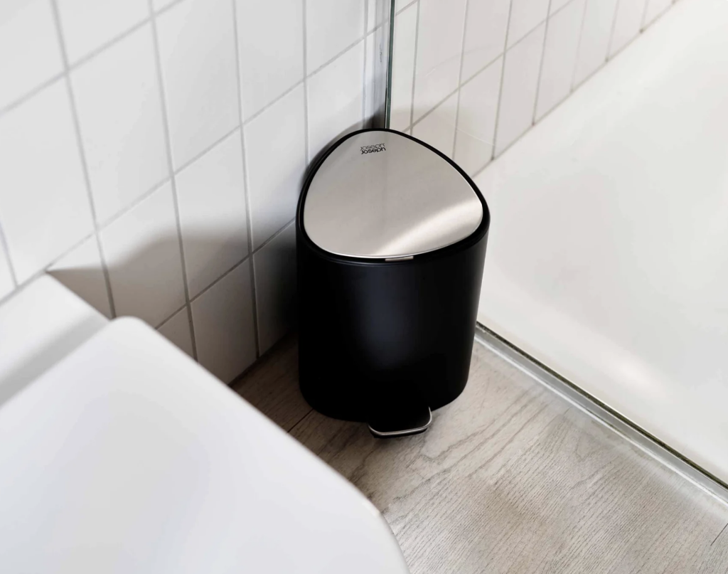 Thùng rác có bàn đạp màu đen nhám EasyStore™ 5L Joseph Joseph 705955.png