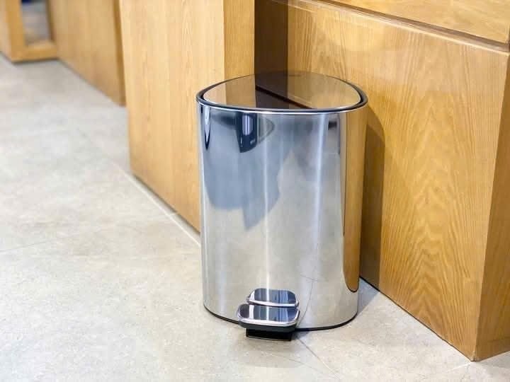 Thùng rác có bàn đạp bằng thép không gỉ EasyStore™ Luxe 5L Joseph Joseph 705963.jpg