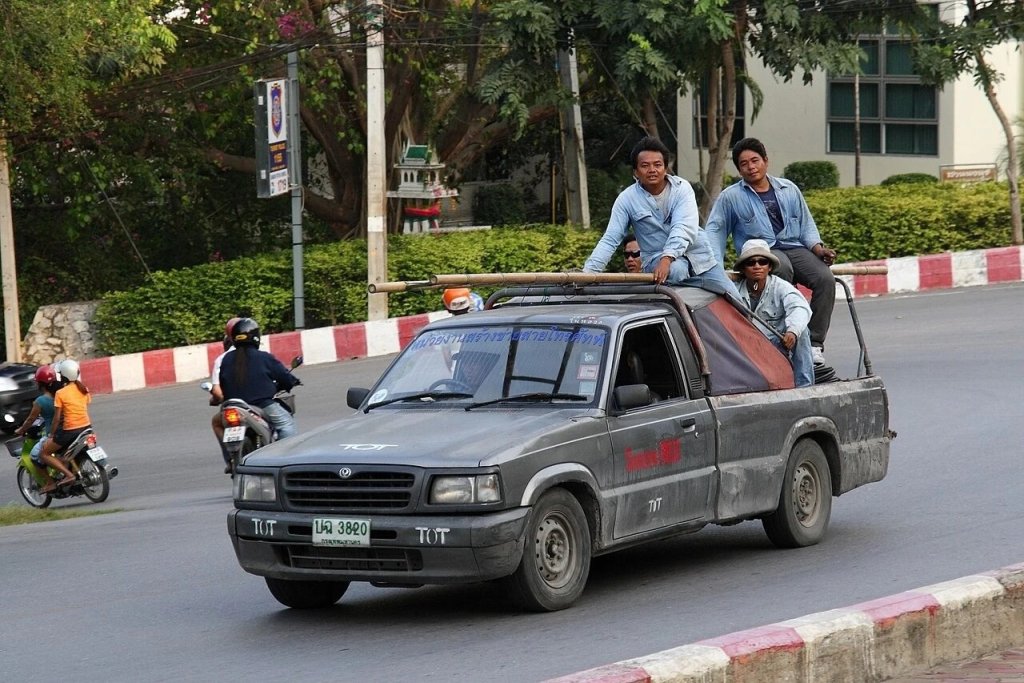 1280px_Workers_in_a_pickup_truck.jpg