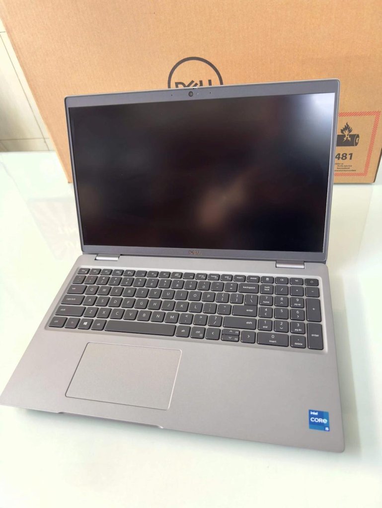 mat-trong-laptop-cu-dell-latitude-5520-man-hinh-15.6-inch.jpg