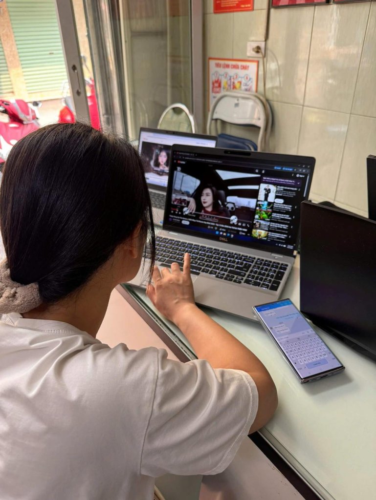 khach-hang-nu-trai-nghiem-laptop-dell-latitude-5510-tai-laptopdt (1).jpg