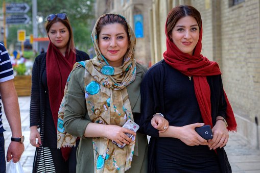 phụ-nữ-trẻ-iran-hiện-đại-mặc-hijabs-shiraz-iran.jpg