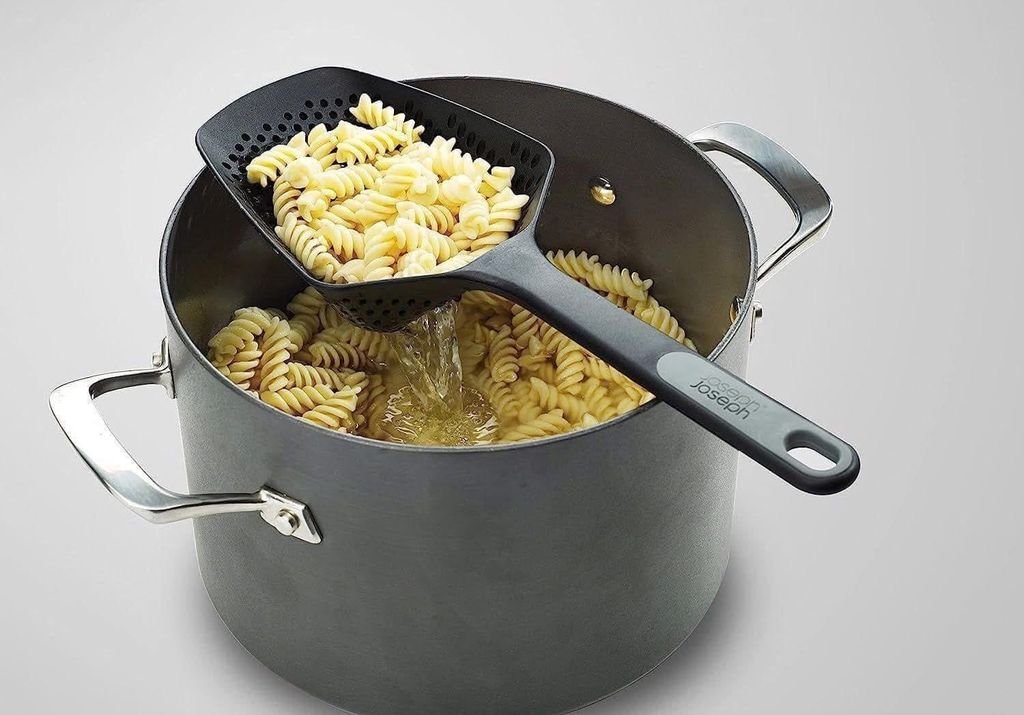 Muôi thủng Scoop™ Plus Black Colander Joseph Joseph 100661.jpg