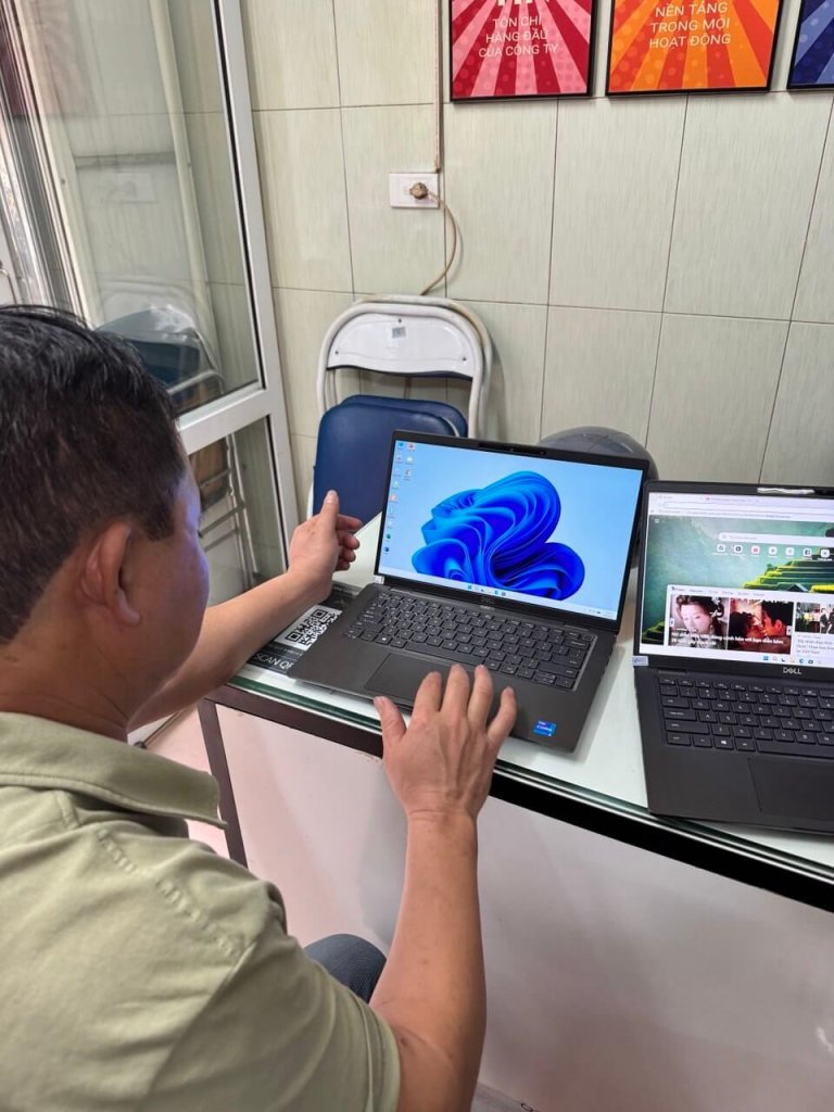 ban-giao-laptop-dell-latitude-7420-zin-my-cho-khach-hang-thanh-xuan.jpg