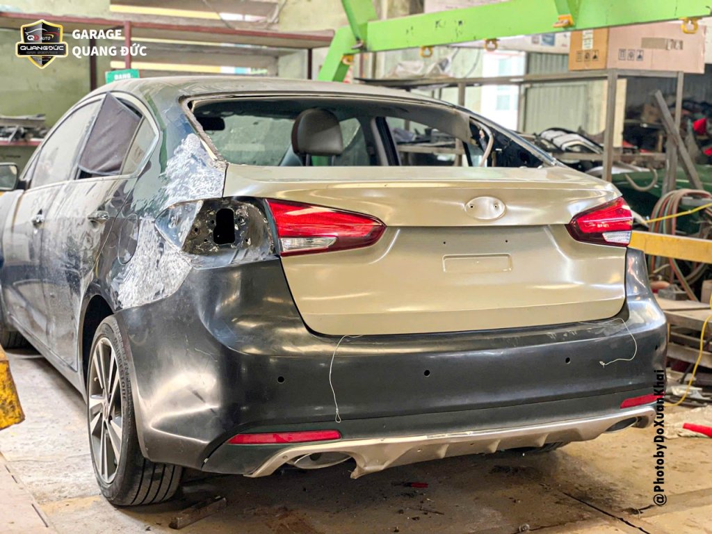 KIA CERATO XANH - ĐÂM ĐUÔI NẶNG biến dạng nắp cốp, khoang cốp, vỡ đèn, kính quangducauto Khaip...jpg