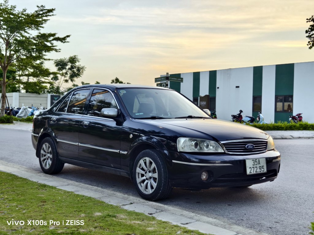 Ford Laser 2004 (2).jpg