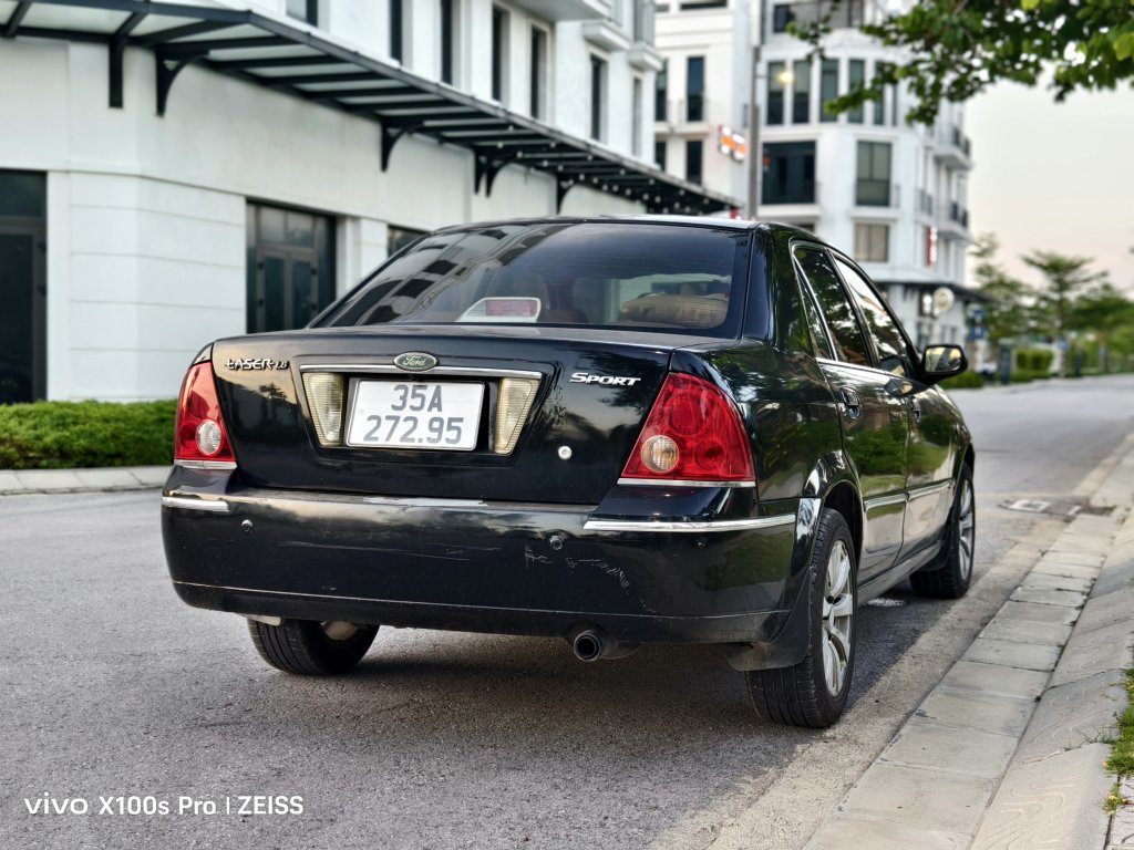 Ford Laser 2004 (4).jpg