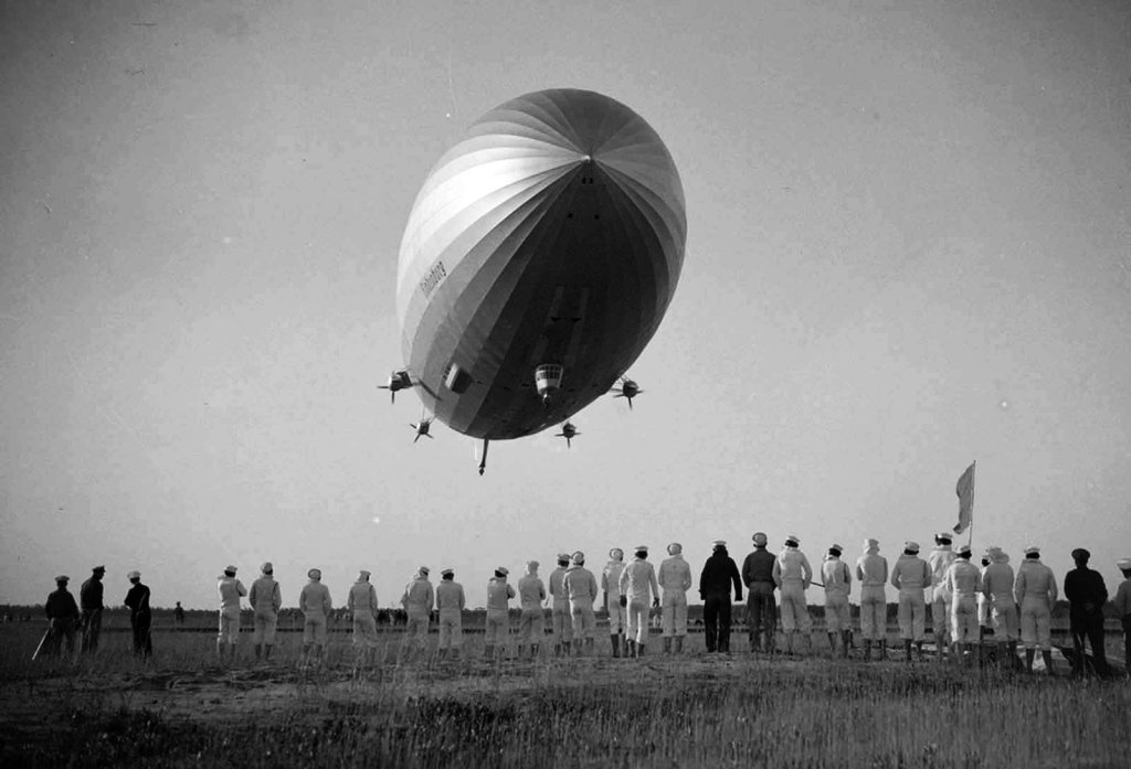 Airship 1937_5_6 (16) LZ-129 Hindenburg.jpg