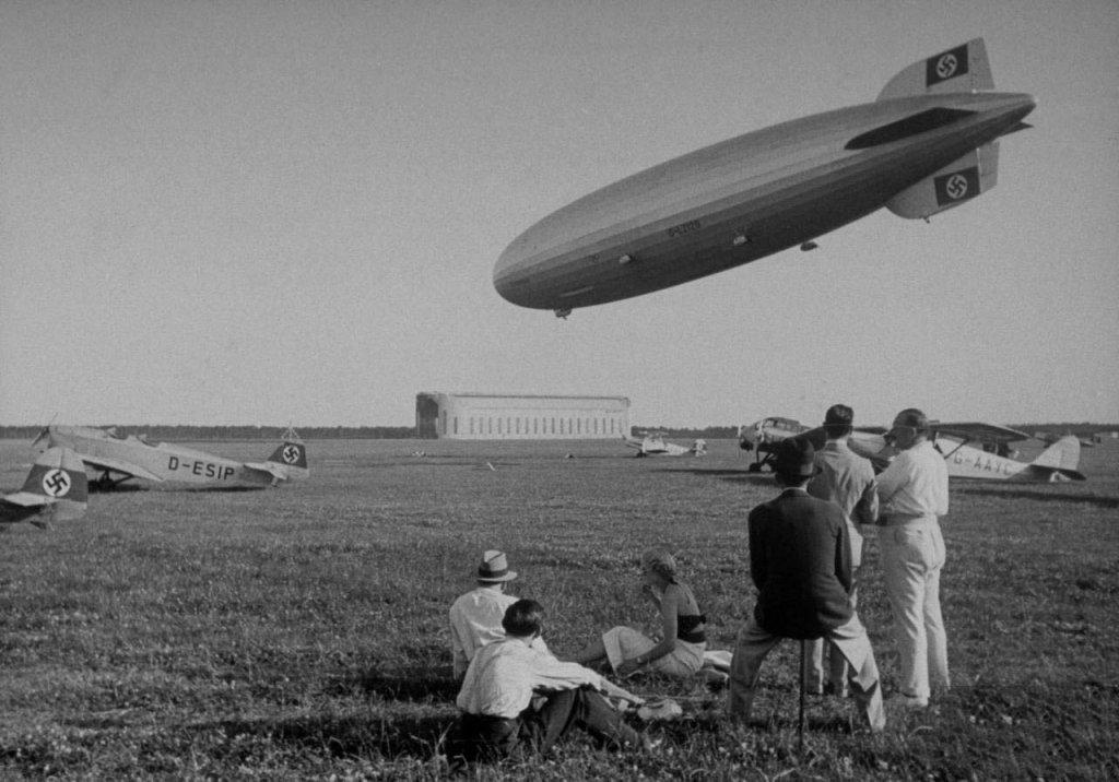Airship 1937_5_6 (18) LZ-129 Hindenburg.jpg