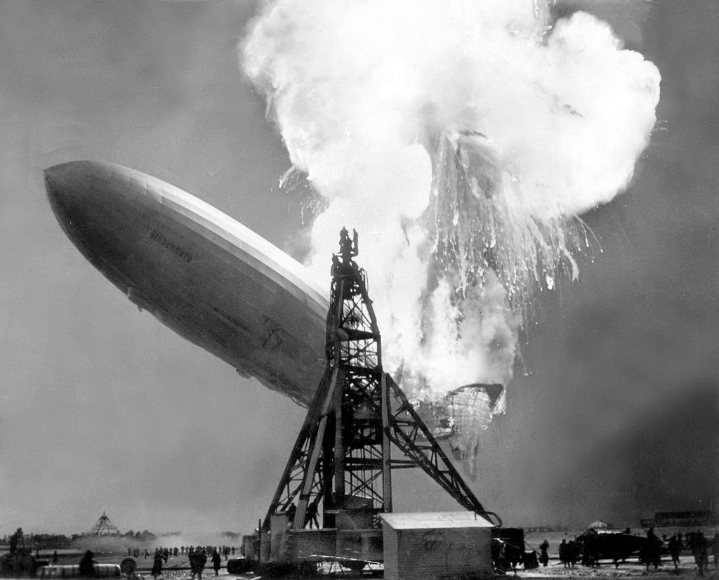 Airship 1937_5_6 (39) LZ-129 Hindenburg.jpg