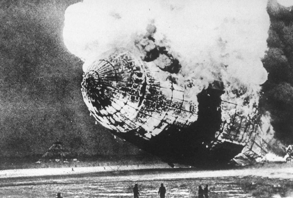 Airship 1937_5_6 (45) LZ-129 Hindenburg.jpg