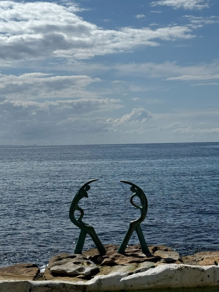 Statue at manly beach.jpg