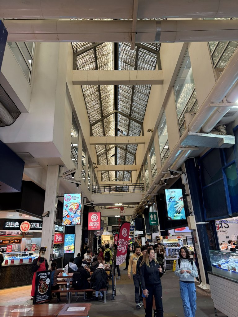 ben trong cho ca sydney.jpg