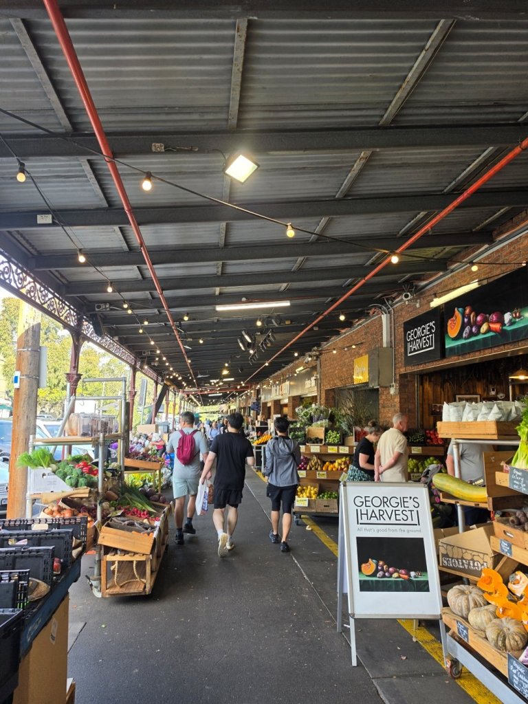 Bên ngoài South Bank mkt.jpg