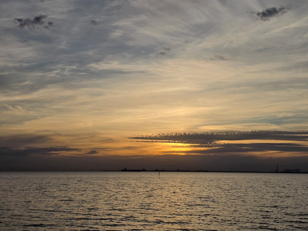 St Kilda Beach at dawn.jpg
