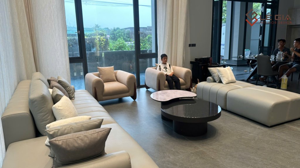 Ảnh chụp thực tế sofa da nỉ phòng khách cao cấp dáng l và văng (735).jpg