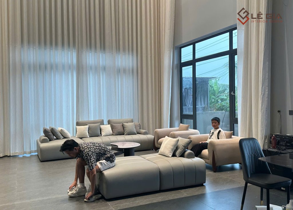Ảnh chụp thực tế sofa da nỉ phòng khách cao cấp dáng l và văng (737).jpg