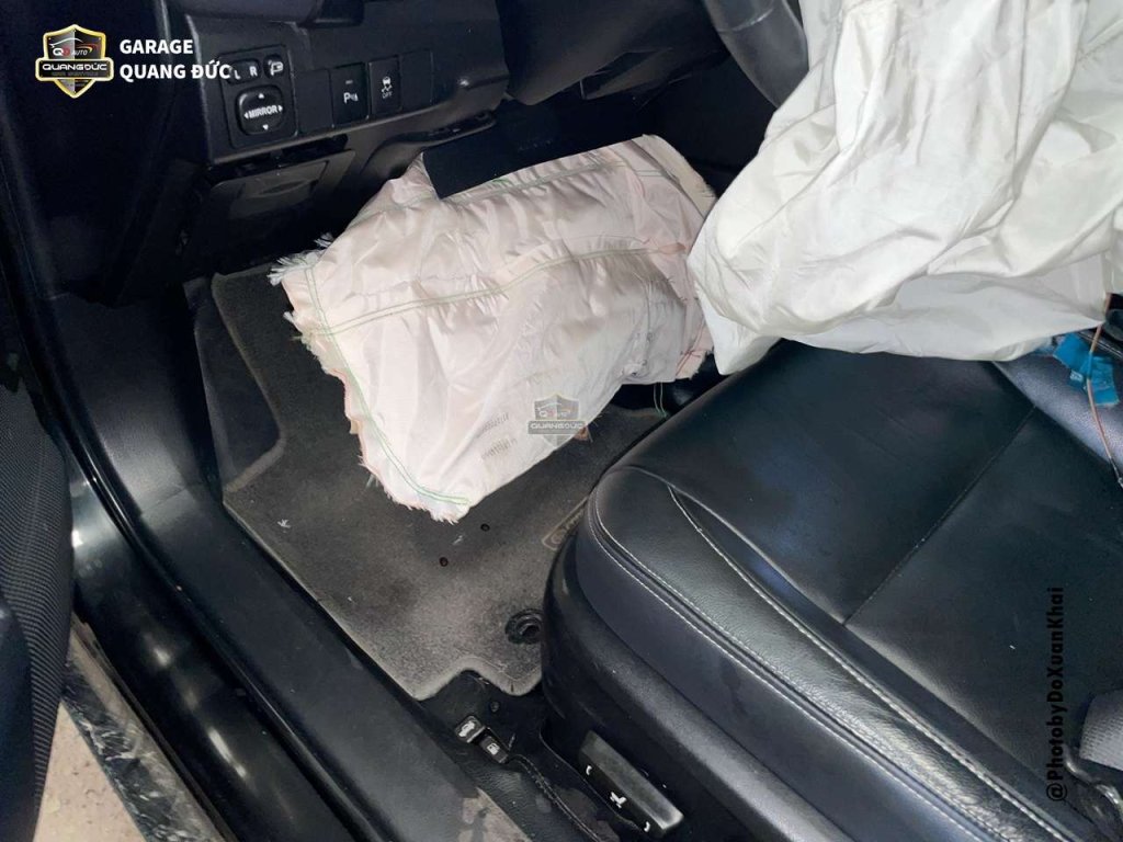 TOYOTA COROLLA ALTIS ĐEN - ĐÂM ĐẦU NỔ HẾT TÚI KHÍ (5).jpg