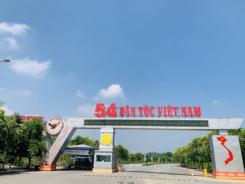 Làng Văn hóa - Du lịch các dân tộc Việt Nam (Đồng Mô).jpg