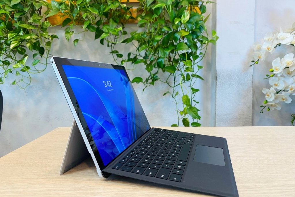 Surface Pro 7 cũ.jpg