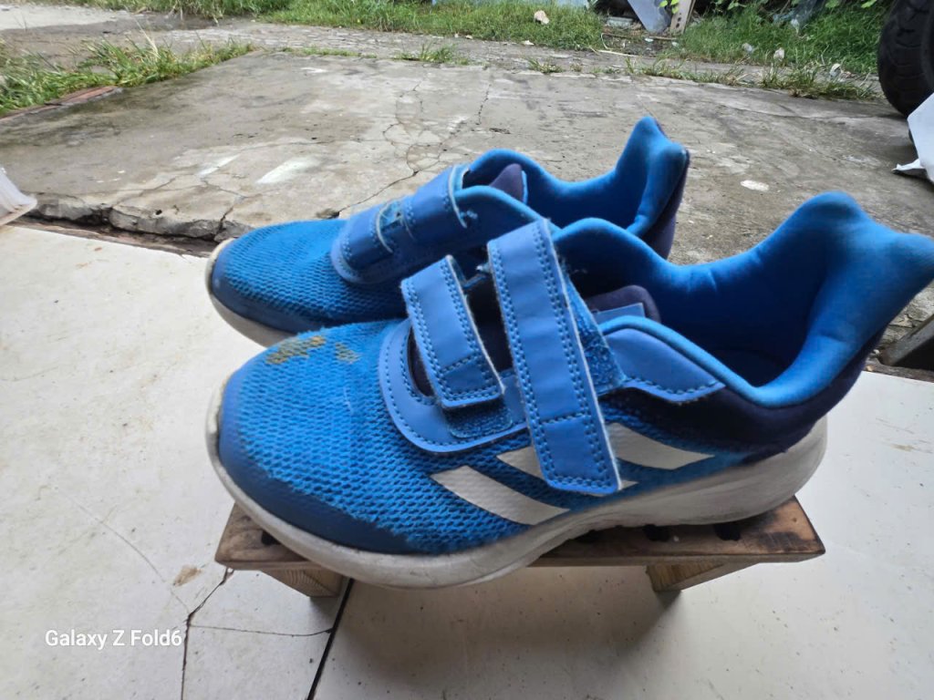 Giầy adidas 1.jpg