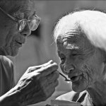 anh-nguoi-chong-gia-cham-soc-vo.jpg