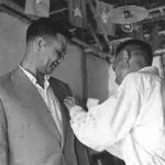 Đc Nguyễn Chiến Mã nhận Huân chương Quân công.jpg