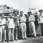 Nguyễn Chiến Mã (thứ hai phải sang) và đồng đội chụp bên xe tăng chiến lợi phẩm ở Điện Biên Phủ.jpg