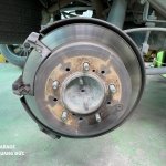 Lexus LX570 bảo dưỡng thay má phanh, piston khaiphuchoi (11).jpg