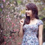 ngam-cac-hot-girl-xinh-lung-linh-pose-anh-ben-hoa-dao.jpg
