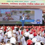 Trao tặng mũ bảo hiểm cho học sinh lớp Một (1).jpg