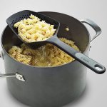 Muôi thủng Scoop™ Plus Black Colander Joseph Joseph 100661.jpg